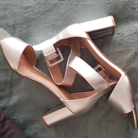 Strapped silver shoes - Picture 1 of 4